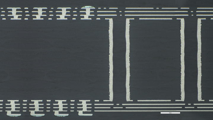 Schliffbild einer IC-Substrates mit 14 Lagen.