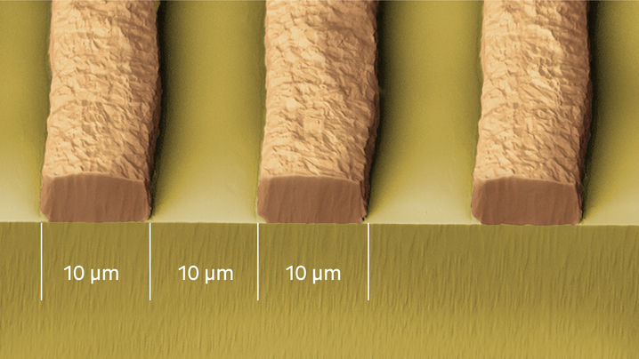 Schliffbild einer flexiblen SAP-Leiterplatte mit Leiterbahnbreiten und Leiterbahnabständen von 10 Mikrometer.